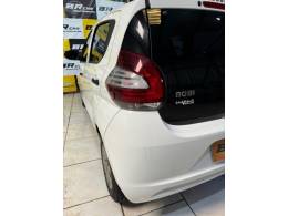 FIAT - MOBI 1.0 8V EVO FLEX EASY MANUAL - 2016/2017 - BRANCA - R$ 35.900,00