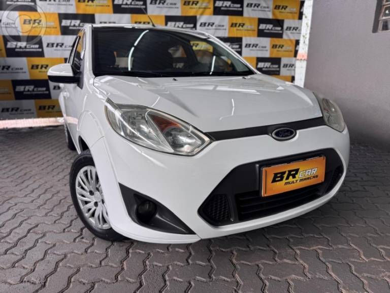 FORD - FIESTA 1.6 ROCAM SE PLUS HATCH 8V FLEX 4P MANUAL - 2013/2014 - BRANCA - R$ 36.900,00