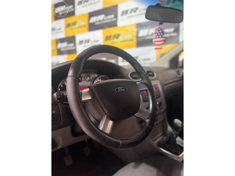 FORD - FOCUS 1.6 GL SEDAN 16V FLEX 4P MANUAL - 2011/2011 - BRANCA - R$ 35.900,00