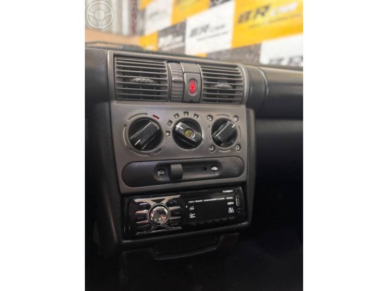 CHEVROLET - CLASSIC 1.0 MPFI 8V 4P MANUAL - 2002/2003 - BRANCA - R$ 17.900,00