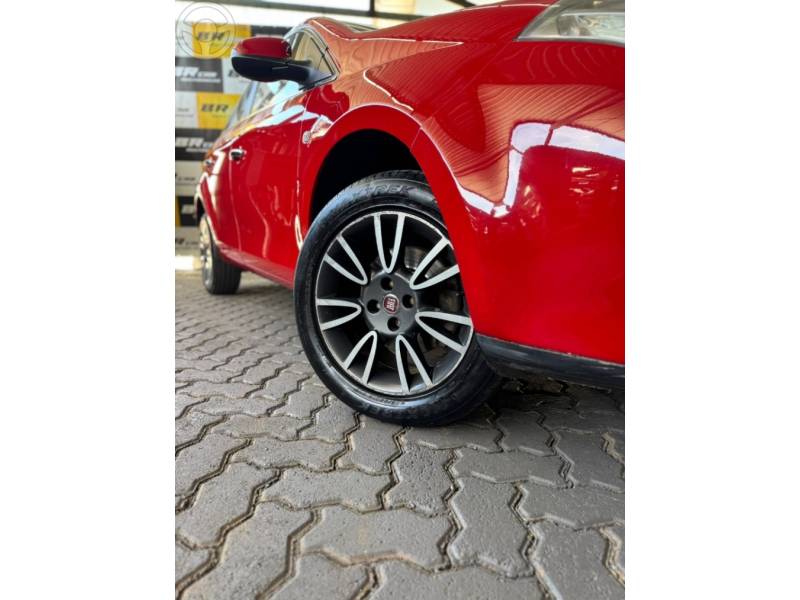 FIAT - BRAVO 1.8 ESSENCE 16V FLEX 4P MANUAL - 2014/2014 - VERMELHA - R$ 38.900,00