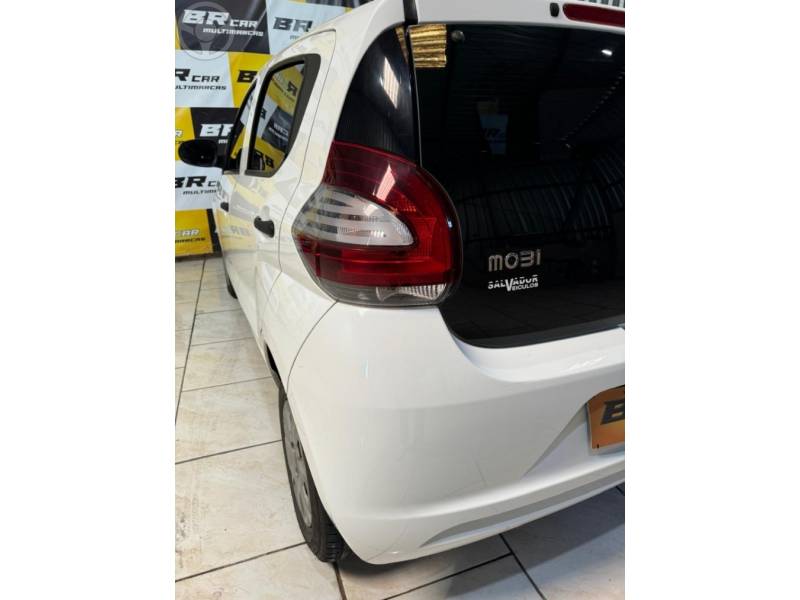 FIAT - MOBI 1.0 8V EVO FLEX EASY MANUAL - 2016/2017 - BRANCA - R$ 32.900,00