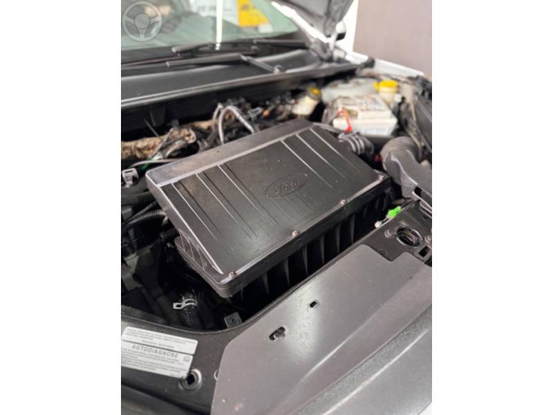 FORD - FIESTA 1.6 ROCAM SE PLUS HATCH 8V FLEX 4P MANUAL - 2013/2014 - BRANCA - R$ 36.900,00