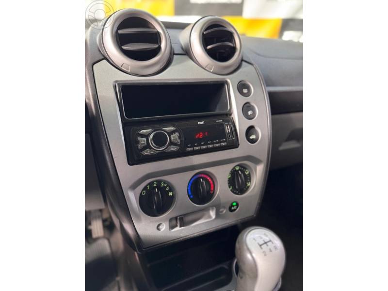 FORD - FIESTA 1.6 ROCAM SE PLUS HATCH 8V FLEX 4P MANUAL - 2013/2014 - BRANCA - R$ 36.900,00