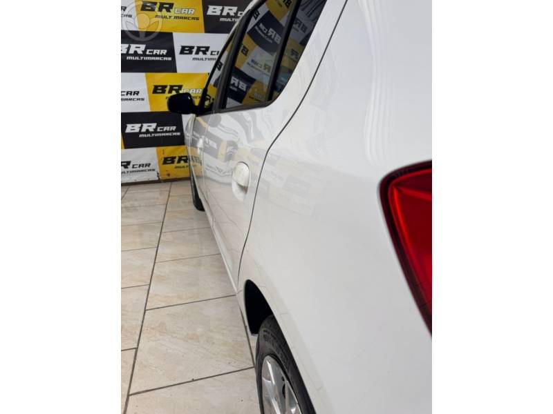 RENAULT - SANDERO 1.6 EXPRESSION 8V FLEX 4P MANUAL - 2014/2015 - BRANCA - R$ 43.900,00