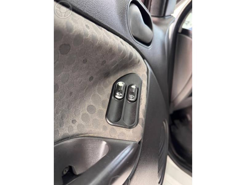 FORD - FIESTA 1.6 ROCAM SE PLUS HATCH 8V FLEX 4P MANUAL - 2013/2014 - BRANCA - R$ 36.900,00