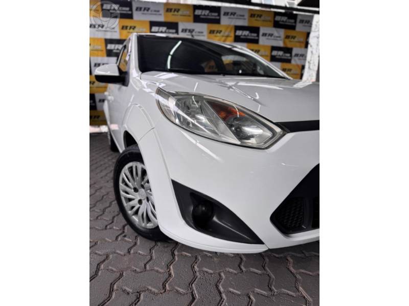 FORD - FIESTA 1.6 ROCAM SE PLUS HATCH 8V FLEX 4P MANUAL - 2013/2014 - BRANCA - R$ 36.900,00
